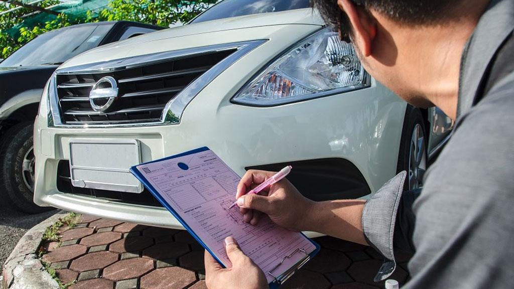 Inspection de véhicule lors d'une restitution LLD entre professionnel et expert