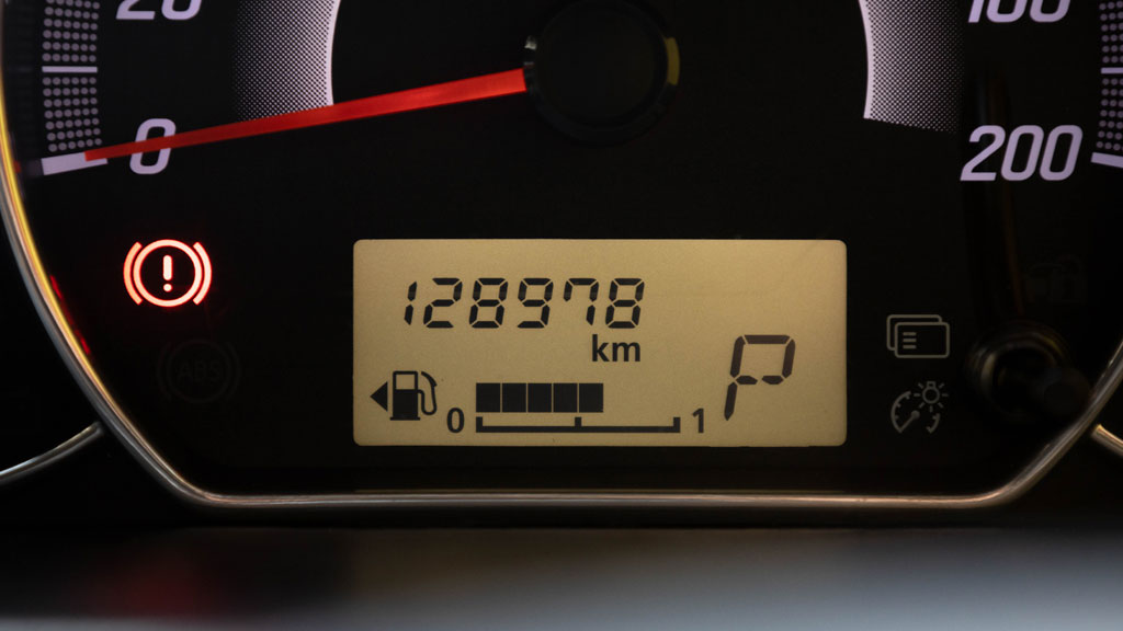 Vue over-shoulder du compteur kilométrique d'une voiture en LLD