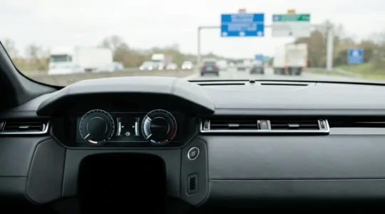 Analyse détaillée d'une fiche technique automobile avec focus sur la consommation réelle