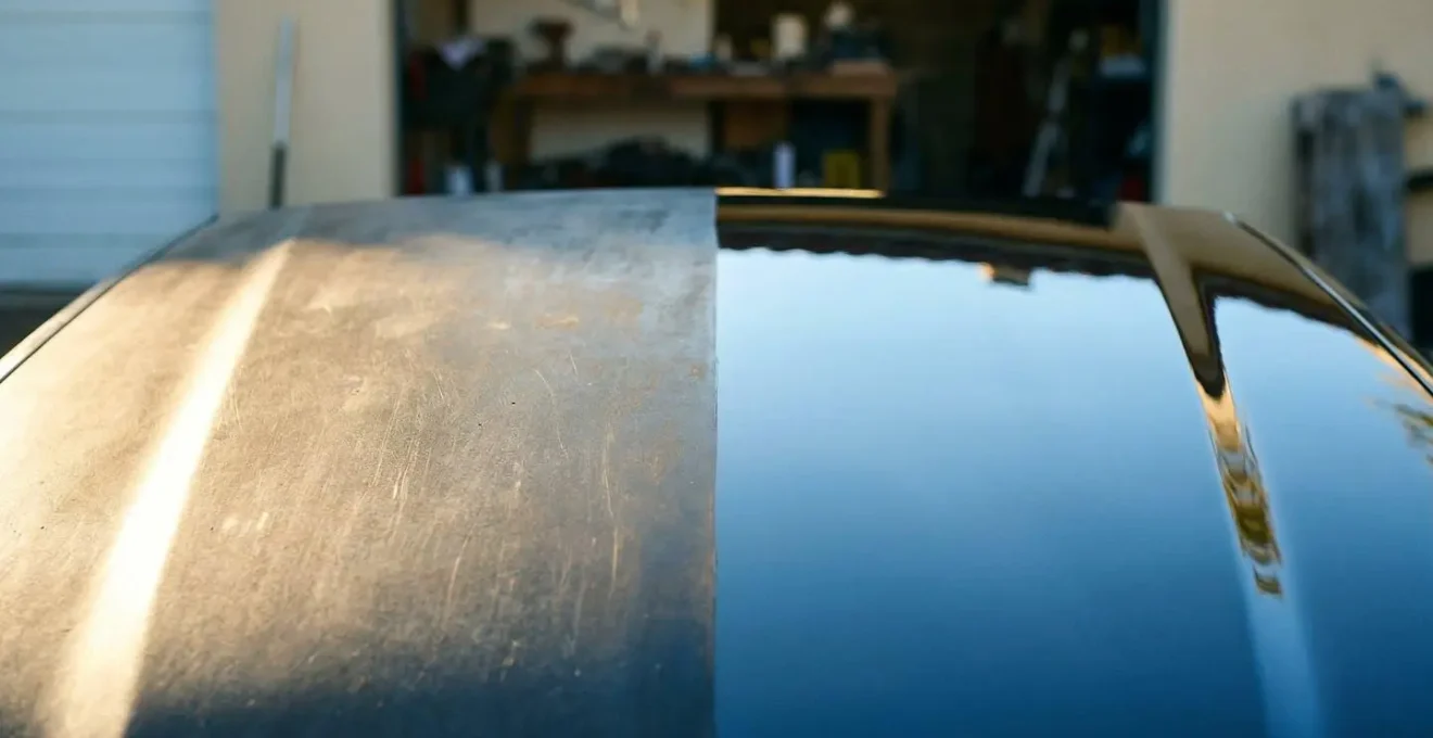Vue comparative d'un capot automobile montrant la différence entre partie polie et non traitée