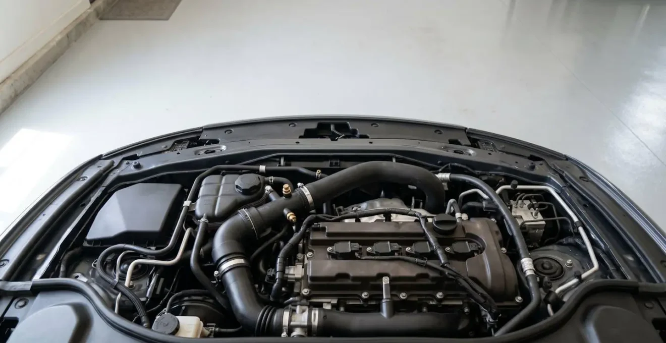 Vue détaillée du compartiment moteur montrant l'emplacement des vis de purge