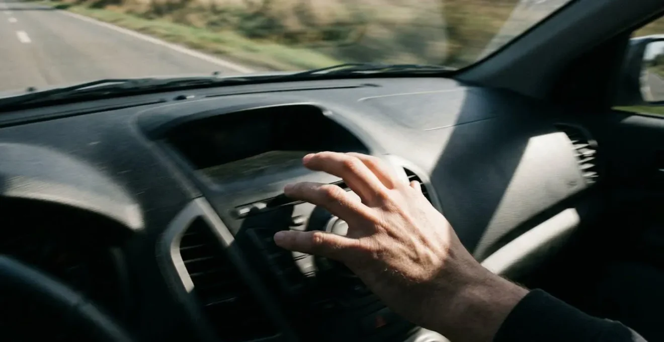 Main d'un conducteur s'approchant d'un écran de voiture avec effet de flou de mouvement
